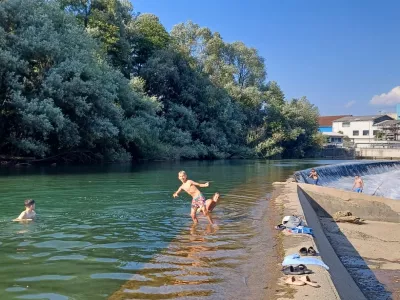 Poletna idila in osvežitev v vročih dneh: Sora v Goričanah je varna za kopanje