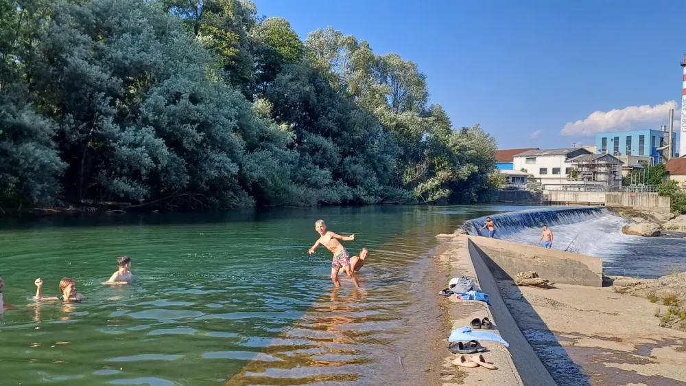 Poletna idila in osvežitev v vročih dneh: Sora v Goričanah je varna za kopanje