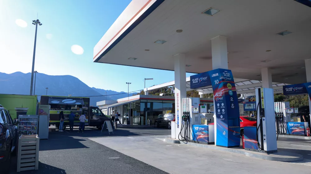 30.10.2024., Rascane - Omiljeno odmoriste ujedno i jedno od vecih na ovom dijelu autoceste poznato po tome sto se na njega moze doci iz oba smjera od danas ide u obnovu. Iducih stotinjak dana INA benzinska postaja se obnavlja, a za to vrijeme sve usluge se pruzaju, na mjestu su montazne kucice s blagajnom i kamion s hranom i kavom. Photo: Ivana Ivanovic/PIXSELL