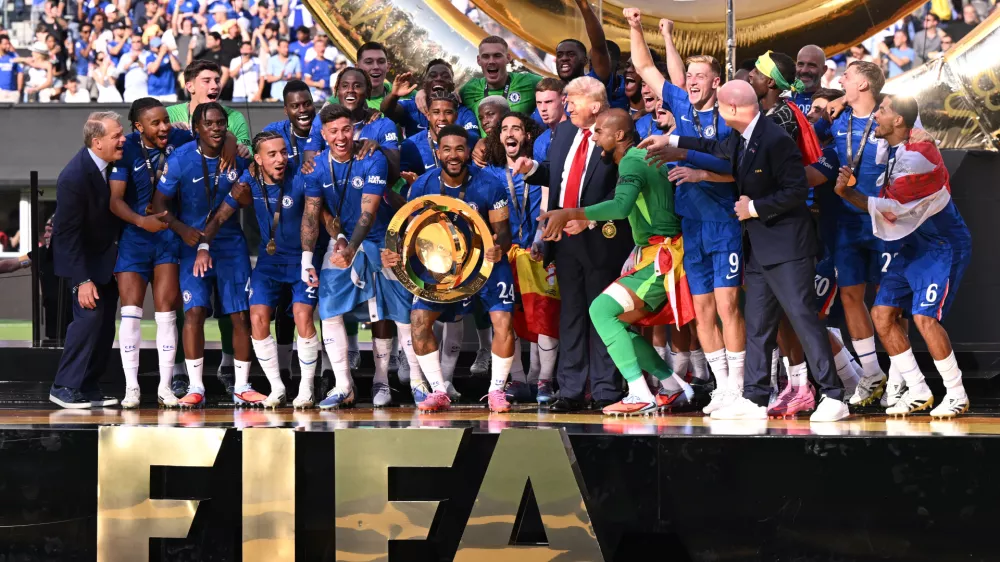 13 July 2025, US, East Rutherford: Chelsea's Reece James celebrates with the trophy alongside his teammates and US President Donald Trump during the award ceremony after winning the FIFA Club World Cup during the award ceremony following the final against Paris Saint-Germain at MetLife Stadium. Photo: Sven Hoppe/dpa