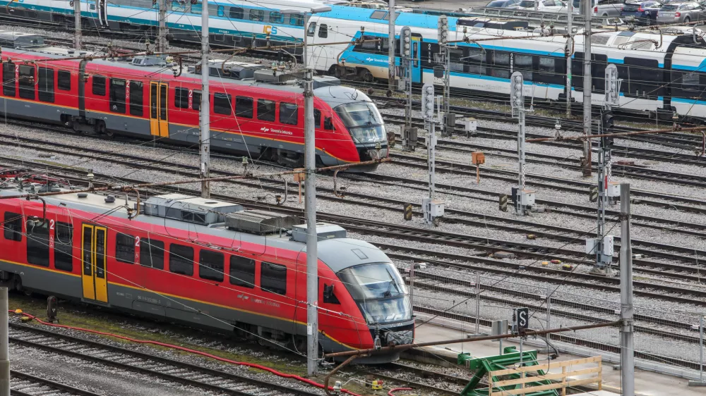Kakšne pravice imamo potniki, ko vlaki zamujajo?