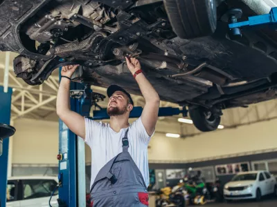 Realnost sodobnega vzdrževanja vozil: zakaj na servis avtomobila včasih čakamo dlje?