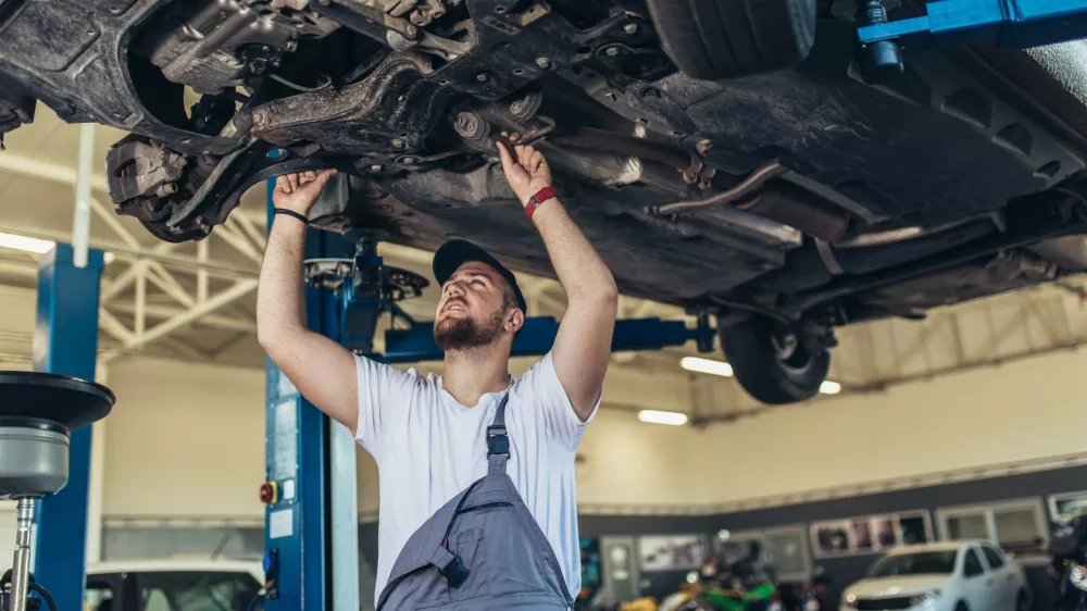 Realnost sodobnega vzdrževanja vozil: zakaj na servis avtomobila včasih čakamo dlje?