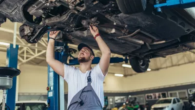 Realnost sodobnega vzdrževanja vozil: Zakaj na servis avtomobila včasih čakamo dlje?