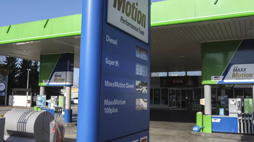 ﻿- digitalna tabla z aktualno ceno goriva -- 03.11.2020 - Bencinski servis OMV MaxxMotion - prosto določanje cen naftnih derivatov od 1.oktobra 2020 - bencinska črpalka - cene goriv //FOTO: Jaka Gasar