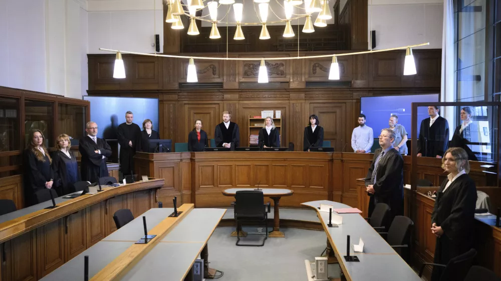 From left, defendant lawyers Klaudia Dawidowic, Ria Halbritter and Christoph Stoll, presiding judge Sylvia Busch, center, and public prosecutor Philipp Meyhöfer, second right, as a doctor has gone on trial over the alleged murder of 15 patients under palliative care, at Berlin Regional Court, Germany, Monday July 14, 2025. (Bernd von Jutrczenka/dpa via AP)