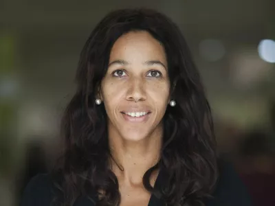 Ko se &scaron;okantna preteklost razkrije na knjižni polici