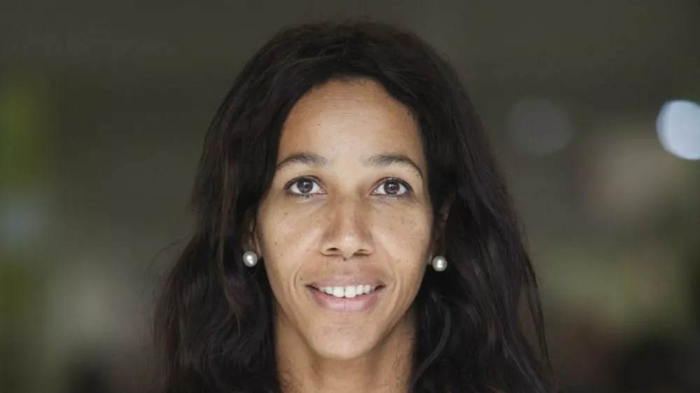 Ko se &scaron;okantna preteklost razkrije na knjižni polici