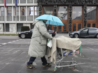 ﻿- simbolična fotografija - revščina, brezdomec, siromaštvo, politika, parlament, država - 27.01.2020 – Državni zbor – 15. redna seja DZ – poslanska vprašanja premierju v odstopu Marjanu Šarcu in ministrski ekipi //FOTO: Jaka Gasar / Foto: Jaka Gasar