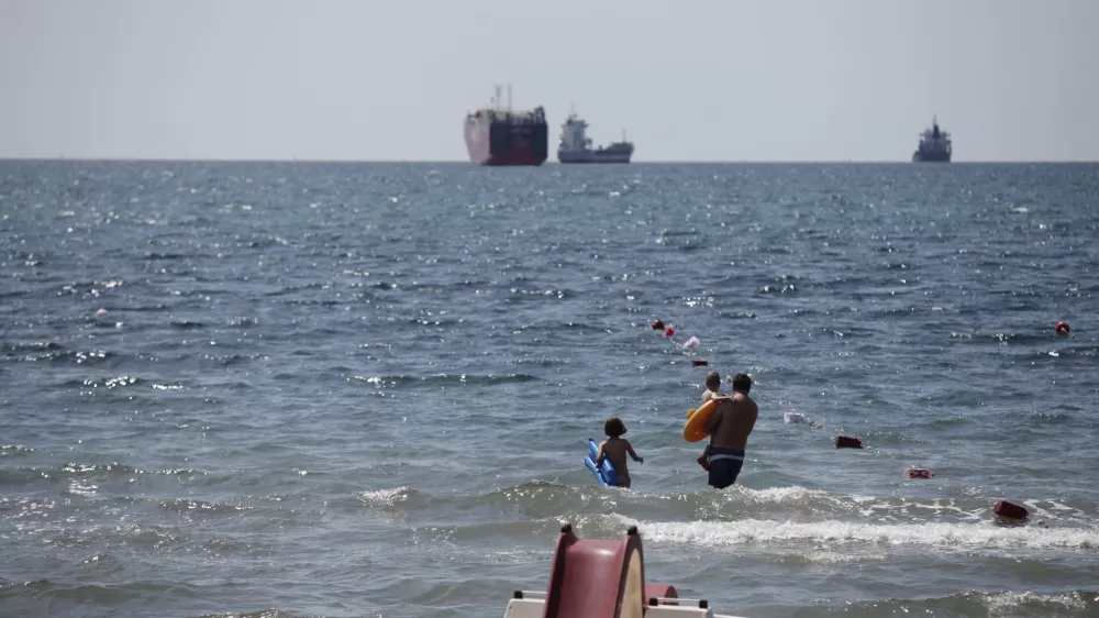 ﻿- Primorska 2014 - Ankaran - Jadranska obala - morje - plaža - naravno kopališče - kopalci///FOTO: Luka Cjuha