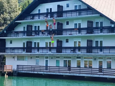 Kje se zatika? Ob jezeru že četrto poletje brez turizma