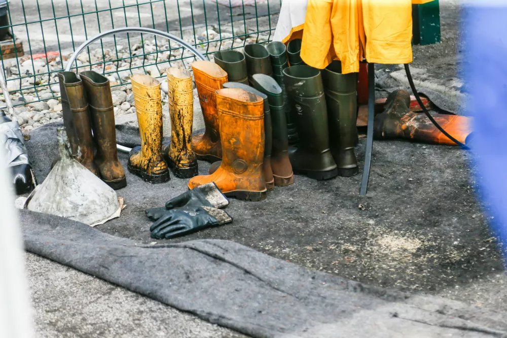 ﻿Vrhnika.Predsednik vlade Miro Cerar si je ogledal posledice nedavnega pozara v tovarni Kemis na Vrhniki.Umazana oprema, skornji, rokavice.
