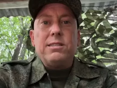 Derek Huffman je z družino prišel v Rusijo iz Teksasa, ker je cenil rusko konservativno družbo. Vojski se je pridružil, da bi pridobil državljanstvo, a računal, da bo služil iz zaledja. Zdaj ga pošiljajo na fronto.