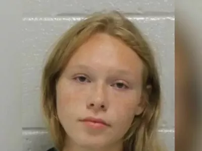 Sedemnajstletno Sarah Grace Patrick so aretirali zaradi suma umora mame in očima. Ustrelila naj bi ju v domači hiši, ko sta spala. 