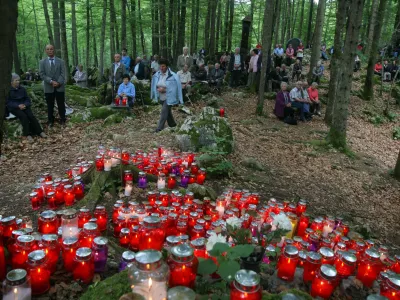 - spominska slovesnost z mašo v spomin žrtvam komunističnega nasilja med in po drugi svetovni vojni na Slovenskem, ki jo pripravlja Nova slovenska zaveza; grobišče ob breznu pod Krenom - Kočevski rog     /FOTO: Luka Cjuha