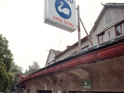 Poljanski nasip, Labod kemična čistilnica