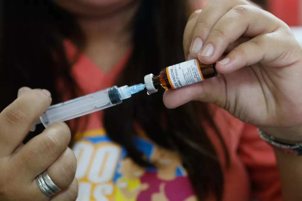 ﻿A volunteer health worker prepares to administer a vaccine to a child at a health centre in the city of Taguig in the metropolitan area of Manila, Philippines. UNICEF is working with the Philippine government to improve routine immunization coverage in the country, which is only at 55 percent nationally. The Philippines is one of the ten countries that accounted for more than a 74 percent increase in measles cases between 2017 and 2018 globally.The Department of Health declared measles outbreaks across the country in February 2019. In response to this, UNICEF is working closely with the Department of Health and providing technical assistance to support the Philippine government's campaign to vaccinate 9 million children across 17 regions in the country.