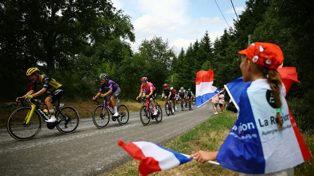 Cycling - Tour de France - Stage 10 - Ennezat to Mont-Dore - Ennezat, France - July 14, 2025 Team Visma | Lease a Bike's Victor Campenaerts, Team Jayco AlUla's Luke Plapp and EF Education - EasyPost's Neilson Powless in action with riders during stage 10 REUTERS/Sarah Meyssonnier