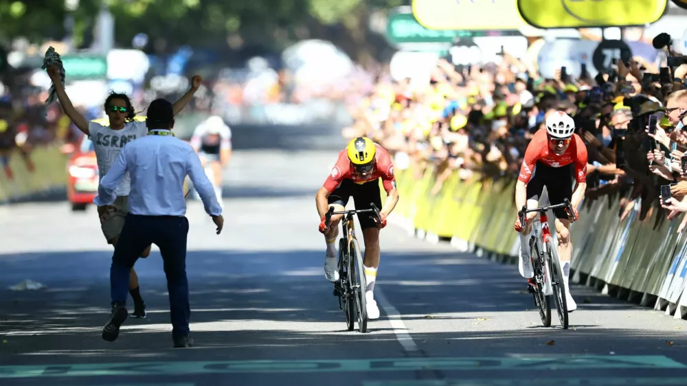 Cycling - Tour de France - Stage 11 - Toulouse to Toulouse - Toulouse, France - July 16, 2025 Uno-X Mobility's Jonas Abrahamsen in action before winning stage 11 with Bahrain Victorious' Fred Wright REUTERS/Sarah Meyssonnier