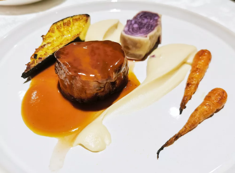 Telečji file na svinjski redukciji. 