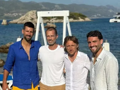 Novak Đoković, Aleksander Čeferin, Luka Modrić in Mateo Kovačić (z leve proti desni) so se družili na hrvaški obali. F instagram lokala More Beach Stupe