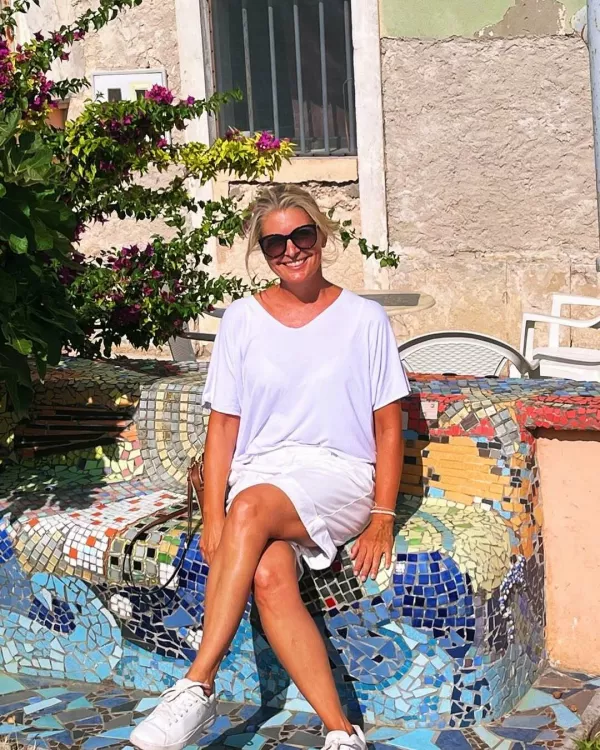 Bernarda Žarn je na Malem Lo&scaron;inju brez uradnih oblek in povsem spro&scaron;čena.