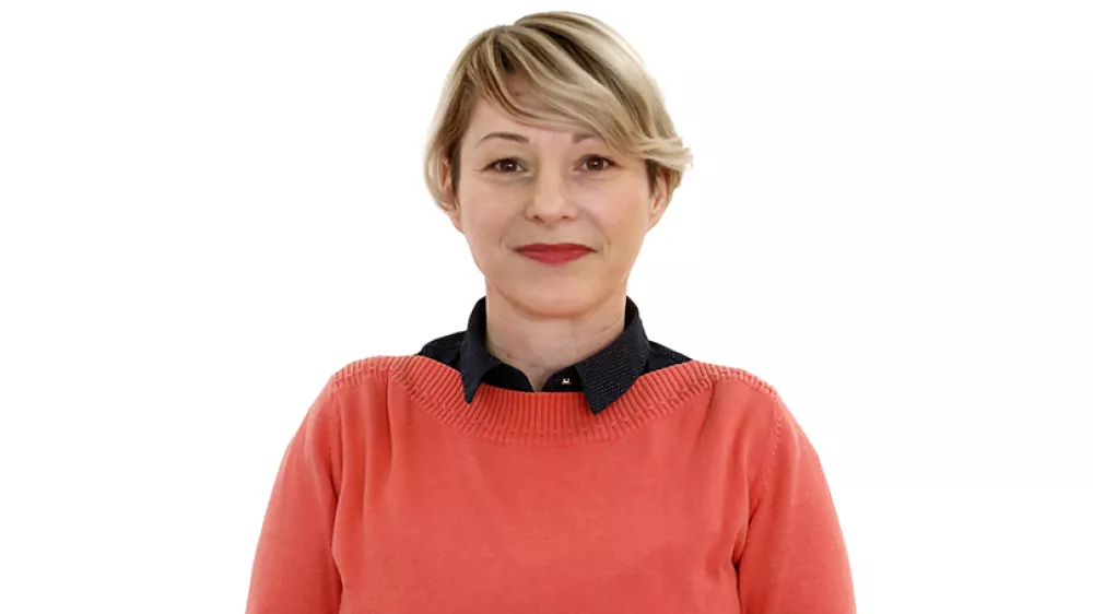 Nata&scaron;a Bucik OzebekZA ONLINE - Redakcija Dnevnik 2024 - portreti za komentarje in kolumne - kolumnisti - komentatorji &ndash; novinarji - portret //FOTO: Luka Cjuha