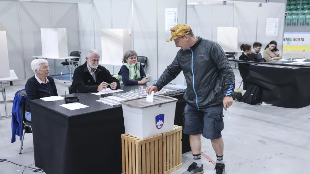 - 07.05. 2025 - predčasne volitve - referendum - volišče Omnia//FOTO: Jaka Gasar