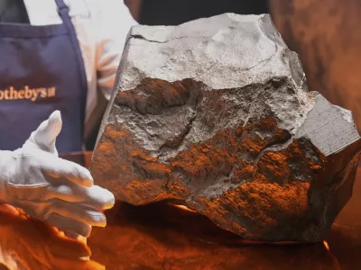 FILE — A Martian meteorite, weighing 54.388 lbs. (24.67 kg), said to be the largest piece of Mars on Earth, at Sotheby's, in New York, July 9, 2025. was sold for just over -million at an auction of rare geological and archaeological objects. at Sotheby's, Wednesday, July 16, 2025. (AP Photo/Richard Drew, File) / Foto: Richard Drew
