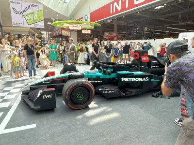 Dirkalnik v naravni velikosti ni impresiven le zaradi svojih dimenzij in podrobnosti, ampak tudi zaradi svoje resnične dirkaške preteklosti. Foto: PRESS Lego