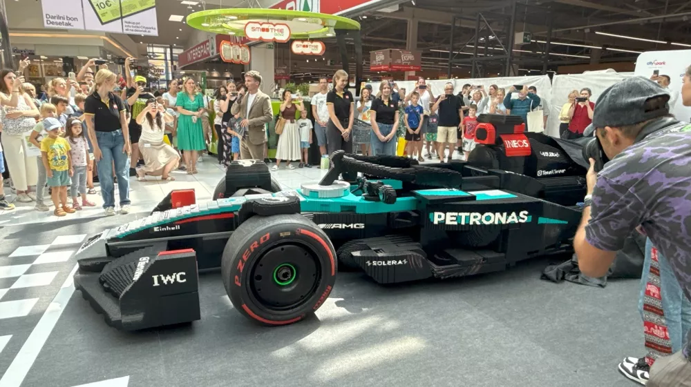 Dirkalnik v naravni velikosti ni impresiven le zaradi svojih dimenzij in podrobnosti, ampak tudi zaradi svoje resnične dirkaške preteklosti. Foto: PRESS Lego