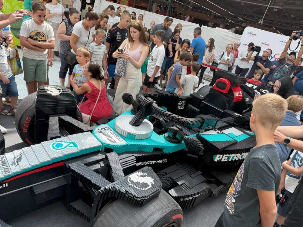 Replika dirkalnika Mercedes AMG F1 W15 v naravni velikosti. Foto: Press Lego