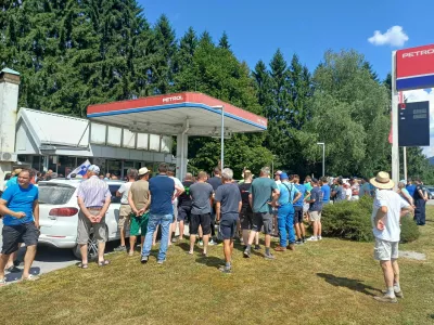 Petrol, zaprtje bencinskega servisa, protest krajanov, Črni vrh nad Idrijo. Foto: Nataša Bucik Ozebek
