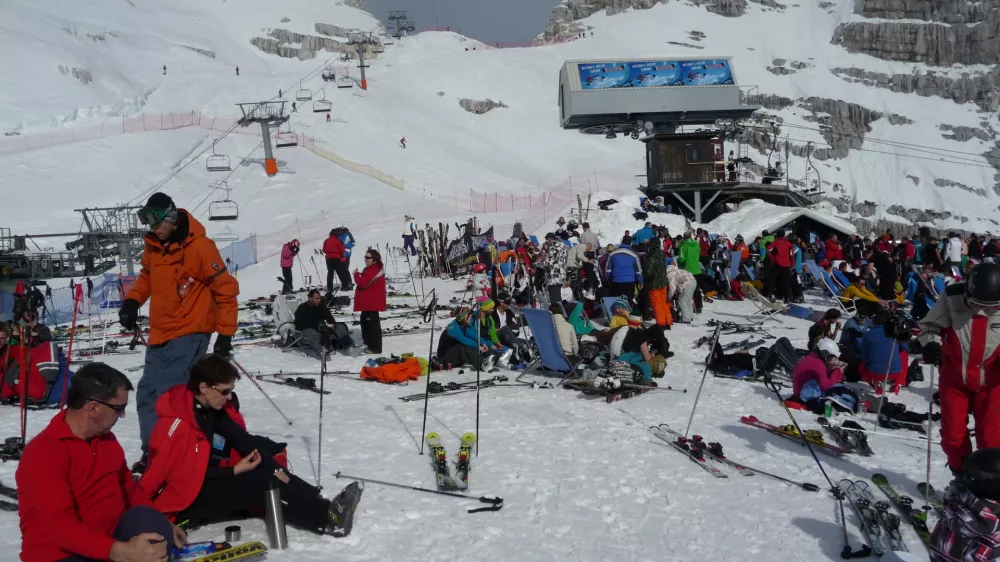 Na obeh straneh Kanina je bilo zadnji podaljšani vikend več kot devet tisoč smučarjev i n drugih obiskovalcev.