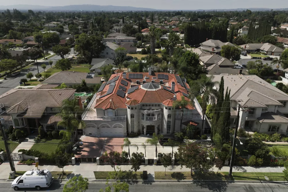 An aerial view shows the home of Silvia Zhang and Guojun Xuan on Wednesday, July 16, 2025, in Arcadia, Calif., where a number of children were removed from the couple's home after a child abuse allegation in May, according to Arcadia police. (AP Photo/Jae C. Hong) / Foto: Jae C. Hong