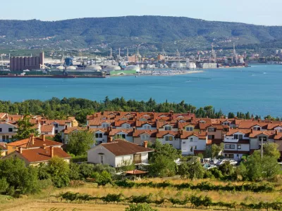 Pogled na Ankaran s koprskim pristaniščem v ozadju / Foto: iStock