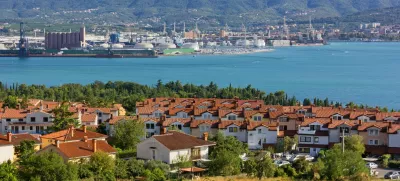 Pogled na Ankaran s koprskim pristaniščem v ozadju / Foto: iStock