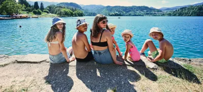 Takšne družine so pri nas prava redkost. So skoraj takšna turistična atrakcija kot samo Blejsko jezero, kjer je fotografija nastala. / Foto: Istock