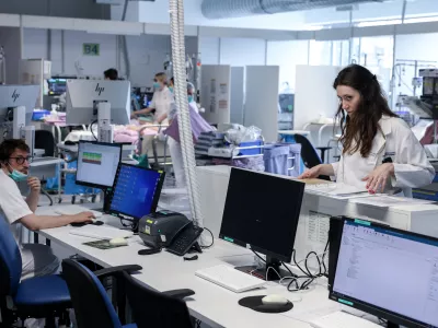 - simbolična fotografija - zdravstvo, zdravnik, medicinska sestra, medicinsko osebje, pacient, bolnica, bolnišnica- 12.03.2025 - ministrica za zdravje Valentina Prevolnik Rupel si je na delovnem obisku v Univerzitetnem kliničnem centru (UKC) ogledala tekoče investicije//FOTO: Jaka Gasar