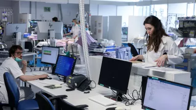 - simbolična fotografija - zdravstvo, zdravnik, medicinska sestra, medicinsko osebje, pacient, bolnica, bolnišnica- 12.03.2025 - ministrica za zdravje Valentina Prevolnik Rupel si je na delovnem obisku v Univerzitetnem kliničnem centru (UKC) ogledala tekoče investicije//FOTO: Jaka Gasar