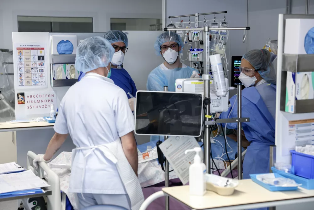 - simbolična fotografija - zdravstvo, zdravnik, medicinska sestra, medicinsko osebje, pacient, bolnica, bolnišnica- 12.03.2025 - ministrica za zdravje Valentina Prevolnik Rupel si je na delovnem obisku v Univerzitetnem kliničnem centru (UKC) ogledala tekoče investicije//FOTO: Jaka Gasar