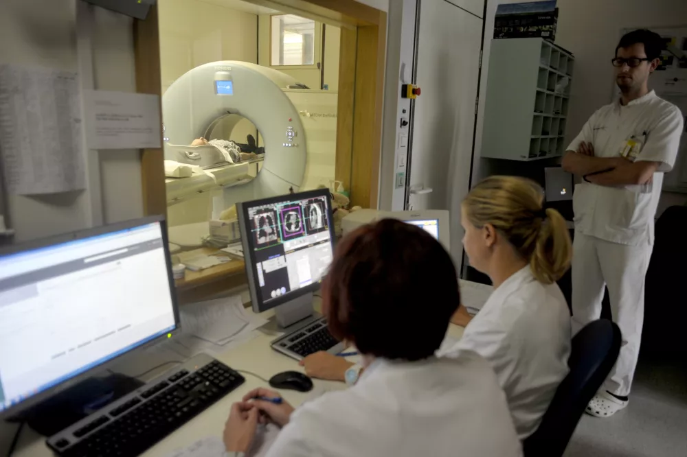 - ilustrativna fotografijazdravniki, asistenti, sestre, medicina, zdravstvene preiskave, zdravstveni pregled, radiologija, bolnišnica, zdravje, magnetna resonanca- Klinični inštitut za radiologijo UKC v Ljubljani ob mednarodnem dnevu radiologije predstavili nove metode zdravljenja;//FOTO: Tomaž Zajelšnik