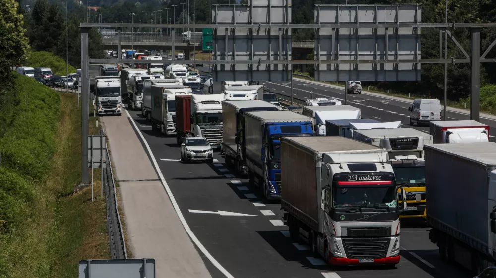- Kolona vozil, DARS, Avto cesta, - 19.06.2025. - Zastoj na zahodni ljubljanski obvoznici med Kosezami in razcepom Kozarje zaradi začetka počitnic in praznikov v sosednjih državah.//FOTO: Bojan Velikonja