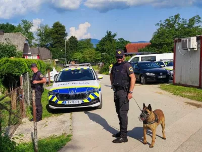 V hišni preiskavi so policisti zasegli dve zračni puški. Foto: arhiv PU Novo mesto