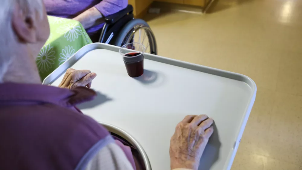 simbolična fotografija starost upokojenci, obrok, hrana18.03.2025 - Dom starejših Na Fari - dom upokojencevFoto: Luka Cjuha