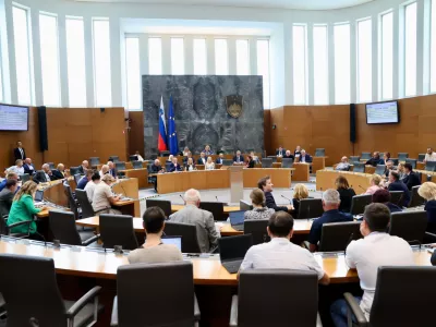 Referenduma Levice o obrambnih izdatkih ne bo: SD, SDS in NSi vzdržani. Janševi ploskali Kordišu