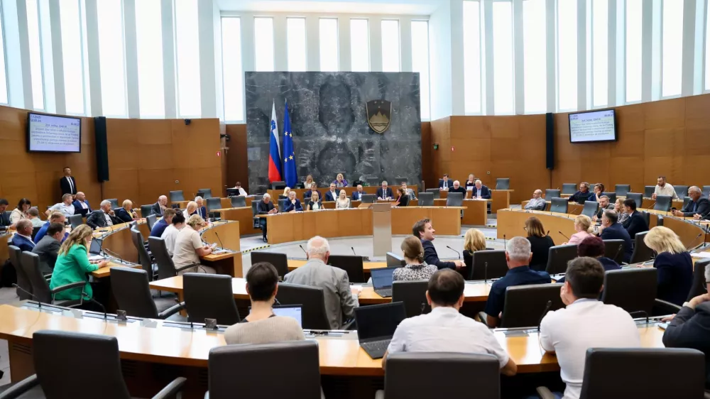 Referenduma Levice o obrambnih izdatkih ne bo: SD, SDS in NSi vzdržani. Janševi ploskali Kordišu