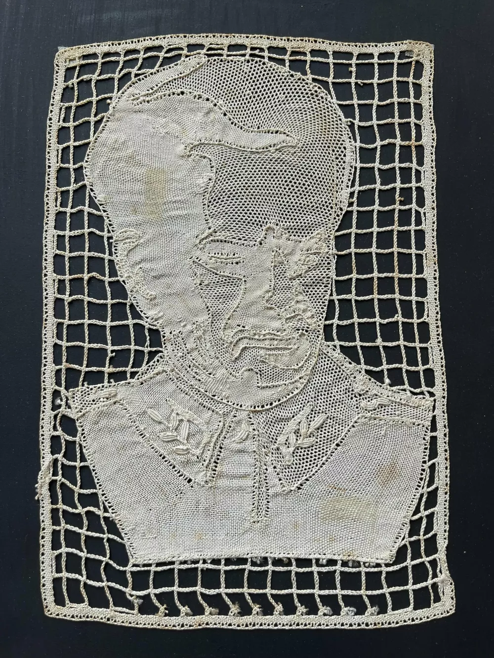 Partizanska čipka in rdeči hudič iz Titolanda