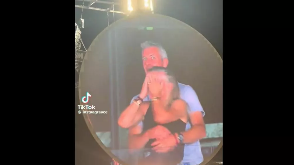 Andy Byron in Kristin Cabot na velikem zaslonu. Vir: X / Foto: Vir: X