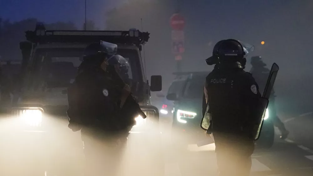 18 July 2025, France, Gravelines: French riot police clash with people thought to be migrants in France's Gravelines, as they were trying to board a dinghy to cross into the UK. Photo: Gareth Fuller/PA Wire/dpa